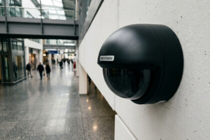 Caméra de vidéosurveillance Hikvision installée dans un couloir de bâtiment commercial moderne