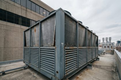 Dry cooler industriel installé sur le toit d'un datacenter avec échangeurs thermiques en aluminium